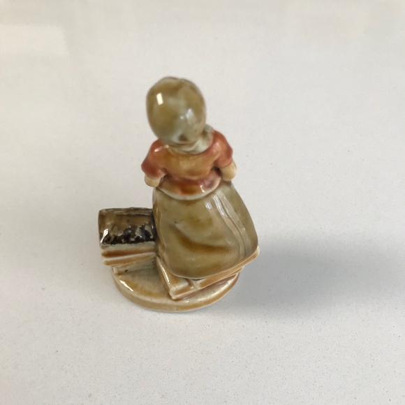 Vintage Wade Whimsies Irish Songs and Folk Tales Molly Malone Figurine - Picture 3 of 4